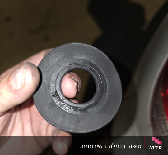 חלק גומי עגול מוחזק ביד